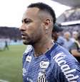 Neymar chegou a tirar o colete no jogo, mas não saiu do banco  Foto: Sports Press Photo / GettyImages
