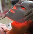Os fabricantes de máscaras faciais de LED anunciam seus produtos para o tratamento de linhas finas e cicatrizes da acne  Foto: Getty Images / BBC News Brasil