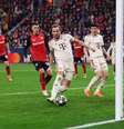  Foto: Alex Grimm/Getty Images - Legenda: Momento do gol marcado por Harry Kane na vitória sobre o Leverkusen / Jogada10
