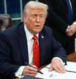 Donald Trump assina uma ordem executiva sobre aço em fevereiro  Foto: Getty Images / BBC News Brasil