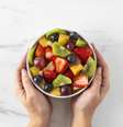  Salada de frutas é uma opção  de sobremesa leve e nutritiva   Foto: Freepik