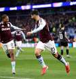  Foto: Julian Finney/Getty Images - Legenda:  Marco Asensio (à direita) celebra ao lado de Bailey o primeiro gol do Aston Villa. / Jogada10