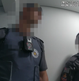 Policiais são questionados por oficial superior o que aconteceu durante a ação  Foto: Reprodução/VEJA