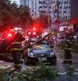 Árvore atinge carro na Rua Artur Azevedo, em Pinheiros. Três mulheres, que estavam no veículo, não ficaram feridas.  Foto: Daniel Teixeira/Estadao / Estadão