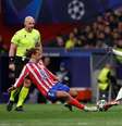  Foto: María Jiménez/Real Dadrid - Legenda: Mendy em disputa de bola com Griezmann nas oitavas de final da Champions / Jogada10