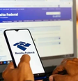 O programa IRPF 2025 está disponível para download, tanto na versão para celulares quanto para computadores.  Foto: Agência Brasil 