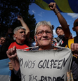 Torcedores de vários times de futebol marcharam em apoio aos aposentados na Argentina  Foto: Getty Images / BBC News Brasil
