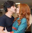 Danielle Winits trocou beijos com o marido, André Gonçalves, em pré-estreia de 'Meninas Malvadas - O Musical' em 13 de março de 2025.  Foto: AGNews, e BrazilNews / Purepeople
