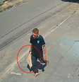 Homem carrega animal morto em saco  Foto: Redes sociais / Reprodução
