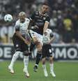 Matheuzinho, do Corinthians, e Rivero, do Barcelona-EQU  Foto: Alexandre Schneider/Getty Images