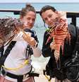 Helmi Smeulders e Lisette Keus trabalham para salvar os recifes de Curaçao do peixe-leão, uma espécie invasora altamente prejudicial ao ecossistema local  Foto: Charmed Life Photography-Lisa Haynes / BBC News Brasil