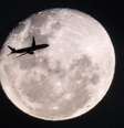 Avião cruza o céu na cidade de São Paulo.  Foto: WERTHER SANTANA/ESTADÃO - 17/05/2022 / Estadão