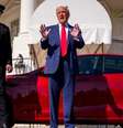 Donald Trump organizou um evento na Casa Branca nesta semana, no qual prometeu comprar um Tesla  Foto: Getty Images / BBC News Brasil