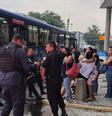 Passageiros foram roubados em ônibus na Avenida Brasil, nesta sexta-feira  Foto: Divulgação/PMERJ