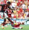 Fotos: Gilvan de Souza/Flamengo - Legenda: Plata tenta a finalização durangte o tensdo Fla-Flu. Mengo bicampeão carioca  Foto: Jogada10