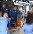 Astronautas se abraçam após chegada da tripulação a borda da Space X na estação espacial  Foto: NASA / BBC News Brasil
