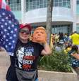 Manifestante vestida de Trump revelou que já votou em Dilma  Foto: Éros Mendes/Terra