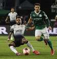 Raniele, do Corinthians, disputa bola com Raphael Veiga, do Palmeiras  Foto: Estadão Conteúdo/VINICIUS NUNES