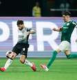 Piquerez (D), do Palmeiras, disputa lance com Yuri Alberto, do Corinthians, na primeira partida da final do Campeonato Paulista 2025, no Allianz Parque, em São Paulo, neste domingo (16).  Foto: Estadão Conteúdo
