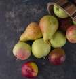 Maçã e pera são frutas ricas em fibras  Foto: Freepik
