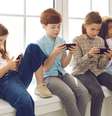 Cada vez mais, crianças pequenas estão ganhando celulares e o uso excessivo está fazendo com que fiquem com dores nas mãos  Foto: Canva/studioroman / Bons Fluidos