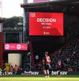  Foto: Mike Hewitt/Getty Images - Legenda: Teste no jogo entre Bournemouth e Wolves resulta em uma espera recorde de oito minutos / Jogada10