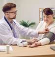 É fundamental que qualquer sintoma persistente ou incomum seja avaliado com atenção  Foto: Studio Romantic | Shutterstock / Portal EdiCase