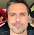 Luciano Amaral entre seus personagens mais populares: o Pedro do 'Castelo Rá Tim Bum' e o Lucas de 'Mundo da Lua'  Foto: Reproduções