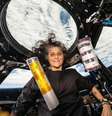 Suni Williams posa com amostras de bactérias e leveduras. Ela estudou os efeitos da microgravidade na biofabricação de bactérias e leveduras a bordo da Estação Espacial Internacional.  Foto: Nasa/Divulgação / Estadão