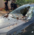 Carro fica destruído após briga entre motorista e operador de retroescavadeira no interior de SP  Foto: Reprodução/Noticia de Limeira