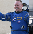 Astronauta Butch Wilmore em comparação com o dia que deixou a Terra e quando voltou  Foto: Keegan Barber/NASA e Joe Raedle / Getty Images