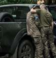 Soldado ucraniano conforta um companheiro durante os combates em Kursk, na Rússia  Foto: Getty Images / BBC News Brasil
