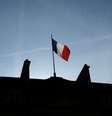 Bandeira da França no palácio de l'Élysée, residência oficial do presidente francês, em Paris  Foto: Gonzalo Fuentes / Reuters