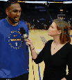 Jogador dos Warriors salva repórter de bolada durante entrevista e viraliza  Foto: Reprodução