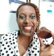 Elaine Souza, da Batuque na Cozinha, mostra ovo de Páscoa tablete com brigadeiros em cima.  Foto: Maria Catarina de Souza