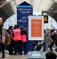 Pessoas esperam na estação ferroviária de Paddington, depois que um incêndio em uma subestação elétrica próxima acabou com a energia no Aeroporto Internacional de Heathrow, em Londres  Foto: REUTERS/Isabel Infantes