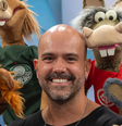 Lucas Gutierrez ao lado dos cavalinhos do Fantástico  Foto: Instagram/@olucasgutierrez / Reprodução