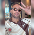 Neymar surge em foto com camisa do clube alemão St Pauli, popularmente reconhecido como o 'mais esquerdista do mundo'  Foto: Reprodução/Instagram