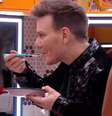 Ele pode! Michel Teló invade cômodos do 'BBB 25' e come arroz com feijão na frente dos brothers no 'Tá com Nada'.  Foto: Reprodução, TV Globo / Purepeople