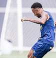 -  Foto: Raul Baretta/ Santos FC - Legenda: Neymar treinou pelo segundo dia consecutivo e deve retornar em estreia no Brasileirão / Jogada10