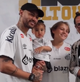 Neymar com os pais e os três filhos  Foto: Reprodução/Instagram