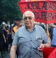 Os aposentados argentinos marcham todas as quartas-feiras em Buenos Aires, para protestar contra a perda do seu poder aquisitivo  Foto: Getty Images / BBC News Brasil