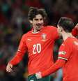  Foto: Carlos Rodrigues/Getty Images - Legenda: Portugal quase suou sangue para vencer. Mas sorriu no fim / Jogada10