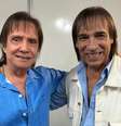 O 'Rei' e seu cover: Carlos Evanney é tão apaixonado pelo cantor que batizou sua filha de Roberta Carla  Foto: Reprodução
