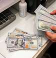 Às 17h03, na B3, o dólar para maio -- que nesta sessão passou a ser o mais líquido no Brasil -- cedia 0,94%, aos R$5,7355.  Foto: Reuters