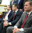 Donald Trump, JD Vance, Pete Hegseth e Mike Waltz; contas de funcionários de alto escalão do governo americano aparentemente estava no grupo do Signal ao qual jornalista teve acesso acidental  Foto: Getty Images / BBC News Brasil