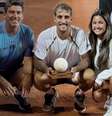 Felipe Meligeni ao centro com o troféu, Franco Ferreiro à esquerda de azul e sua esposa Gabriela Takita à direita   Foto: Divulgação / Esporte News Mundo