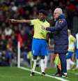 Endrick e Dorival, na beira do gramado conversando.  Foto: Getty Images