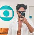 Ângelo Rodrigues em camarim da Globo no Rio: ator será o 1º par de Odete Roitman em 'Vale Tudo'  Foto: Reprodução