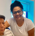 Roque, ex-assistente de Silvio Santos, com enfermeira  Foto: 